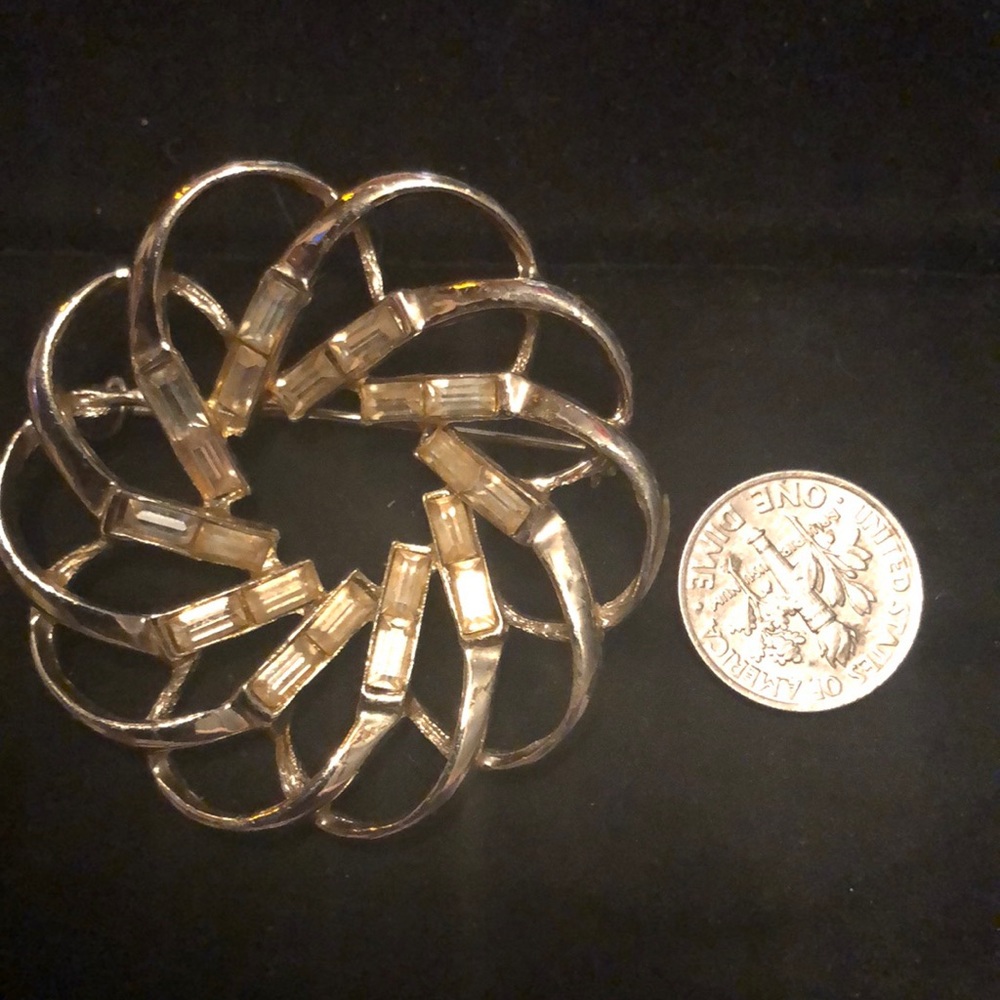 NWOT Beautiful Gold Tone Rhinestone Brooch - Picture 3 of 5